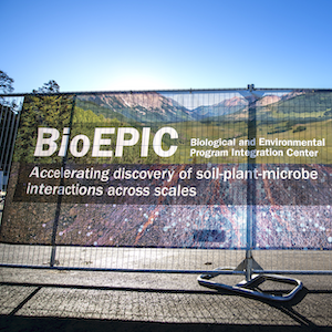Banner displaying the name of the new building under construction.